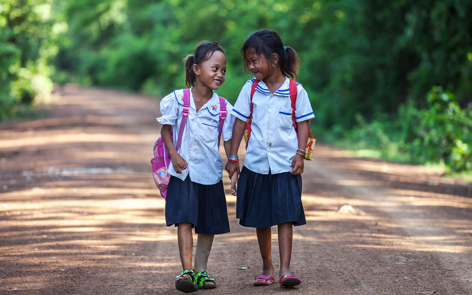 Cambodge, Kampong Cham, Channa a été appareillée d’une prothèse par HI, ici sur le chemin de l'école avec une camarade.