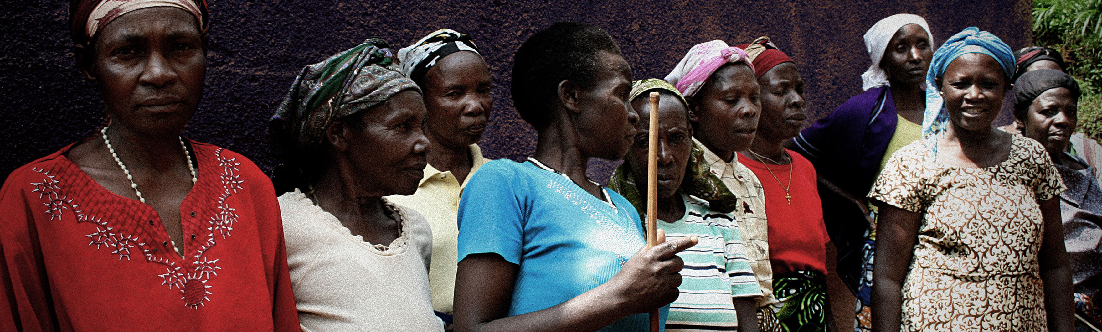 Rwanda, women group, widows due to the genocide. They receive psychological aid from HI.