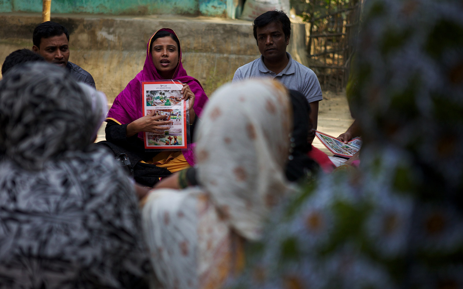 Bangladesh, Projet de gestion des risques de catastrophe. Sohag de YPSA, partenaire de HI, explique les difficultés rencontrées par la communauté des pêcheurs.