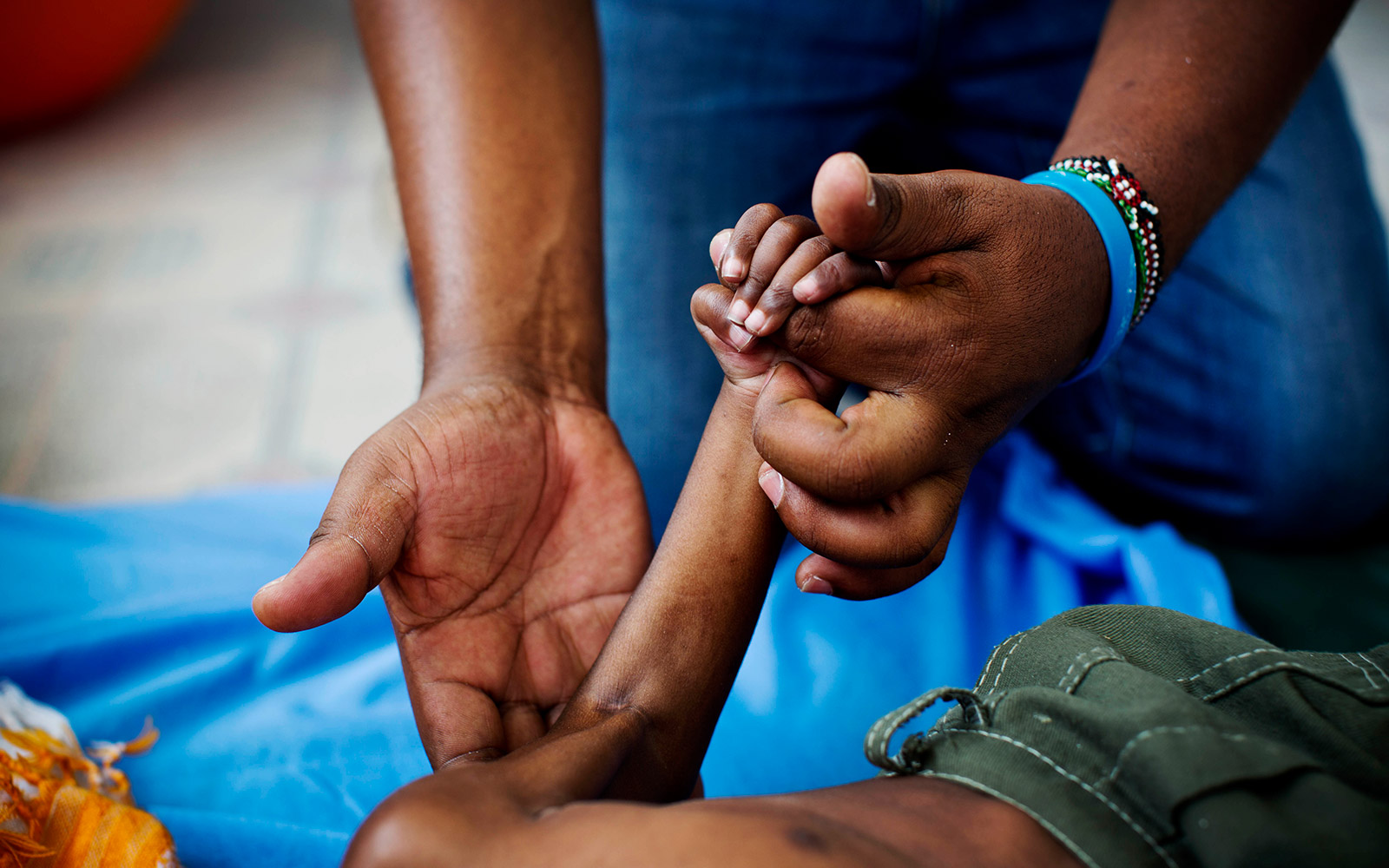Kenya, Kakuma, Frank, atteint de paralysie cérébrale, reçoit des soins de kinésithérapie au centre de réadaptation géré par HI.