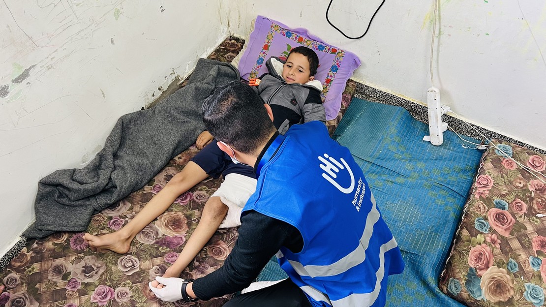 Fouad, 9 ans, est originaire de Gaza. Réfugié dans un premier temps chez son oncle, il a été blessé lorsqu'une maison voisine a été bombardée.; }}